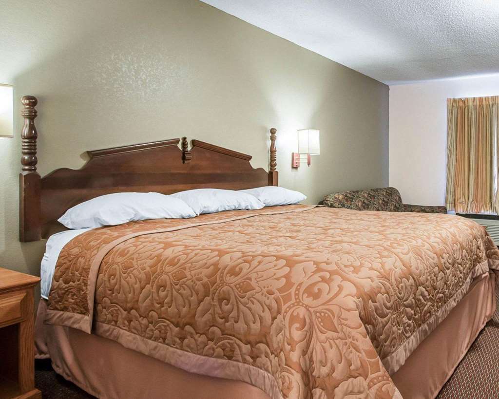 Rodeway Inn & Suites Брукгейвен Номер фото