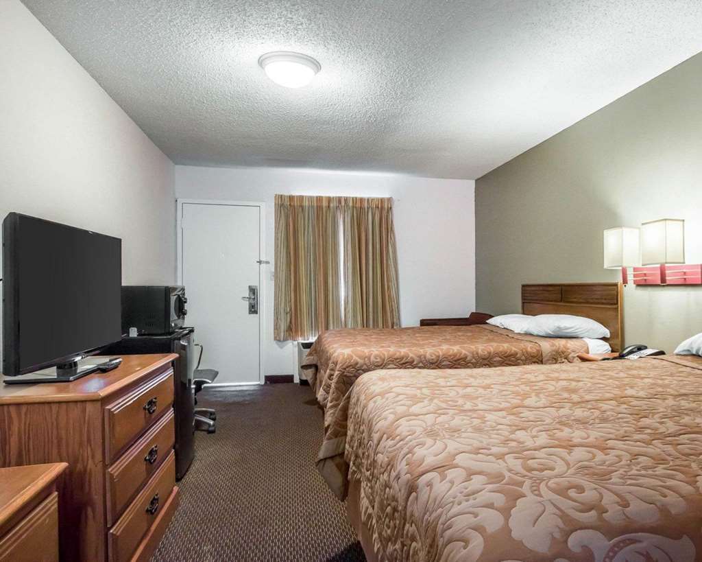 Rodeway Inn & Suites Брукгейвен Номер фото