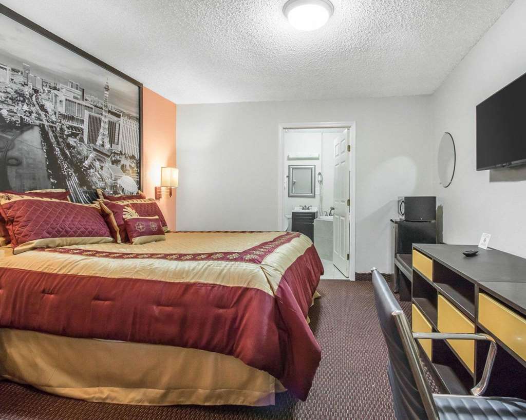 Rodeway Inn & Suites Брукгейвен Номер фото